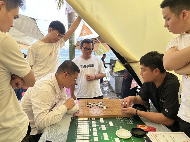 五子棋比賽現(xiàn)場。楊鈺 攝（2）.jpg